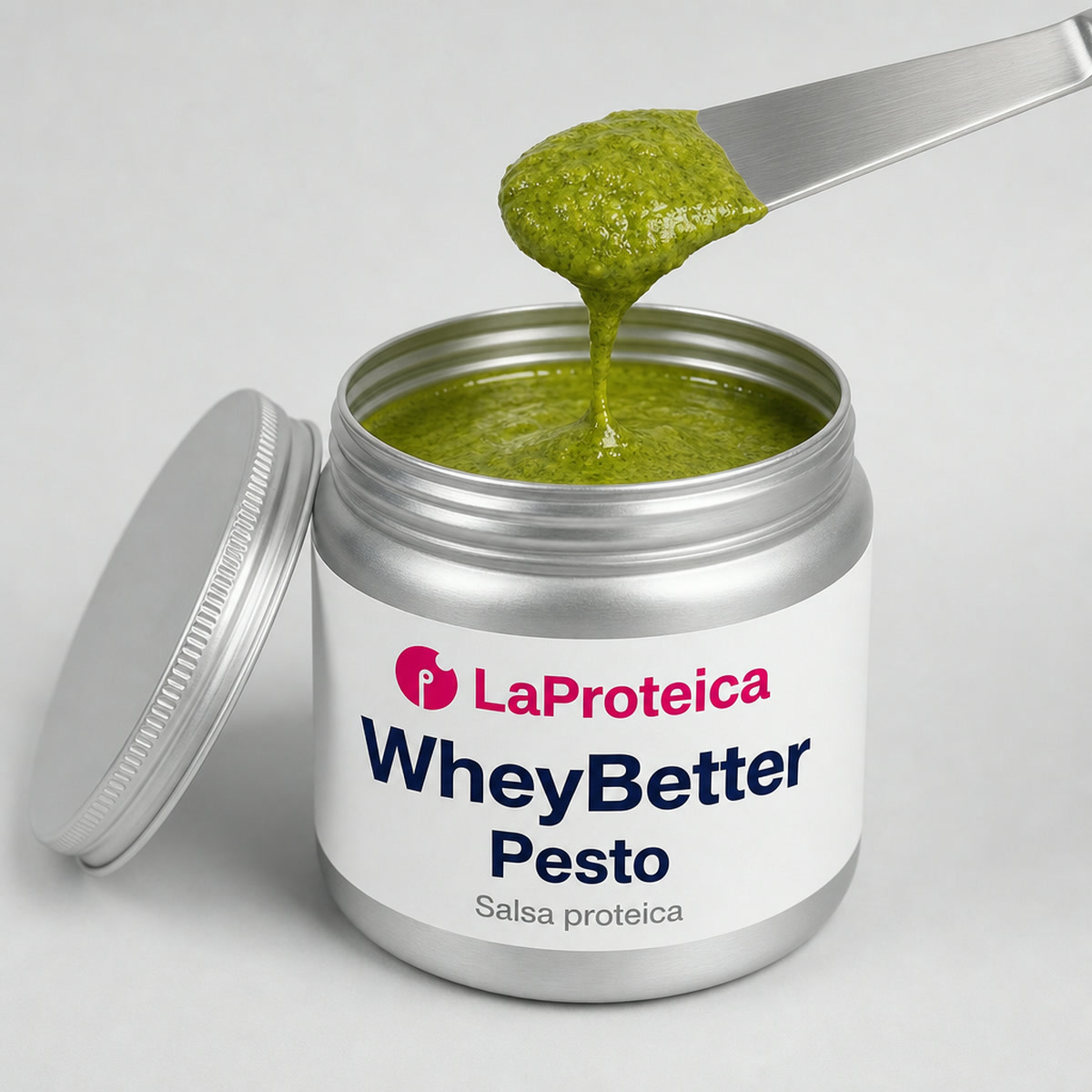 Textura cremosa de la salsa pesto de WheyBetter Pesto, con cuchillo de untar de acero